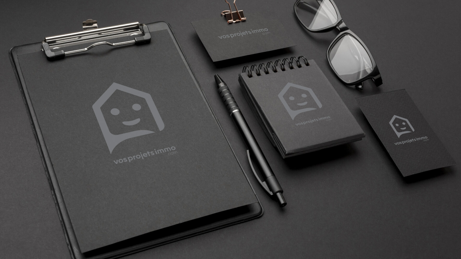 Design du logo immobilier sur différents documents imprimés